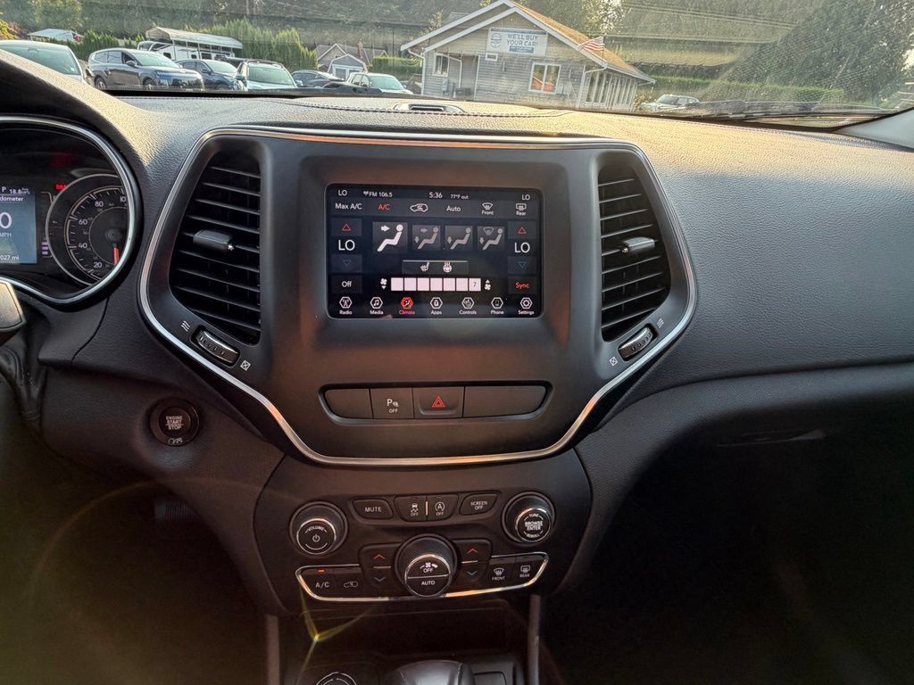Used 2019 Jeep Cherokee Latitude Plus w/ Comfort/Convenience Group AWD/4WD image 18