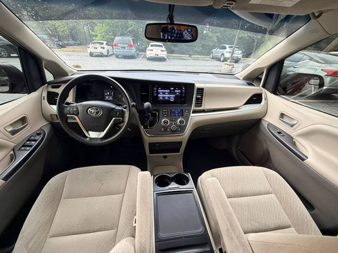 Used 2017 Toyota Sienna LE w/ Protection Package FWD image 2
