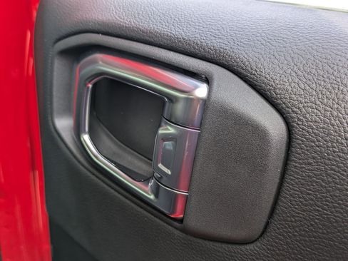 Used 2025 Jeep Wrangler Sahara AWD/4WD image 31