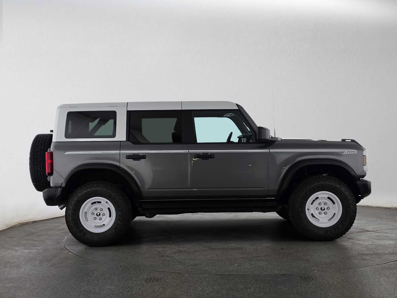 Used 2025 Ford Bronco Heritage Edition AWD/4WD image 2
