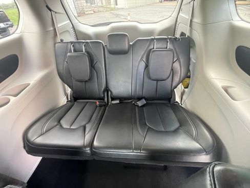 Used 2024 Chrysler Pacifica Touring-L FWD image 9