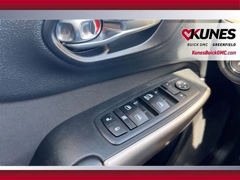 Used 2018 Jeep Cherokee Latitude w/ Safety Group AWD/4WD image 25