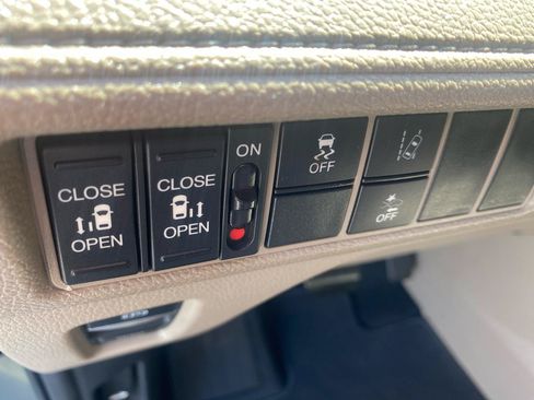 Used 2018 Honda Odyssey EX image 12