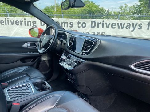 Used 2018 Chrysler Pacifica Touring-L Plus w/ S Appearance Package FWD image 19