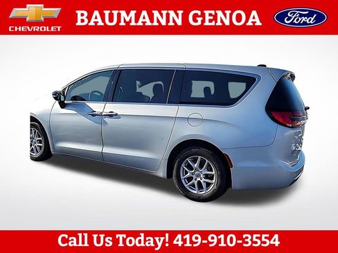 Used 2024 Chrysler Pacifica Touring-L FWD image 2
