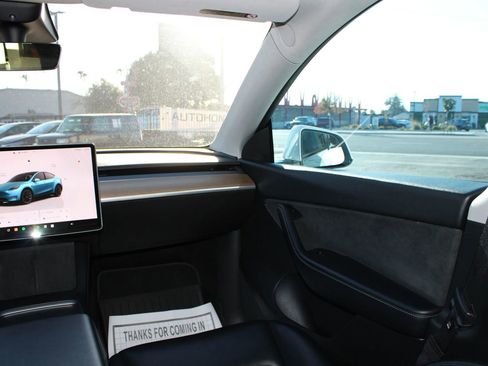 Used 2022 Tesla Model Y Long Range image 26