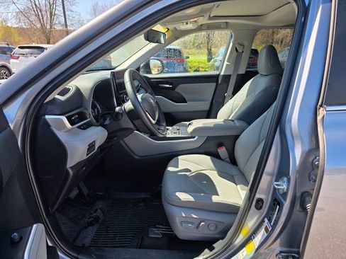 Used 2023 Toyota Highlander XLE AWD/4WD image 17