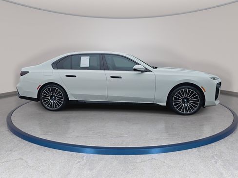 Certified 2025 BMW 760i xDrive w/ Autobahn Package AWD/4WD image 5