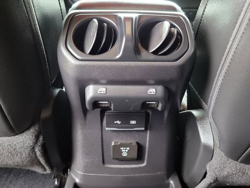 Used 2019 Jeep Wrangler Unlimited Sahara AWD/4WD image 16
