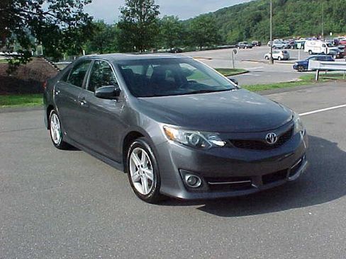 Used 2014 Toyota Camry SE FWD image 2