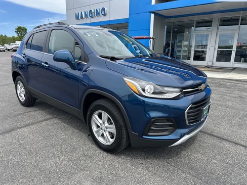Used 2020 Chevrolet Trax LT w/ Driver Confidence Package AWD/4WD image 2