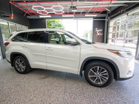 Used 2018 Toyota Highlander XLE AWD/4WD image 5