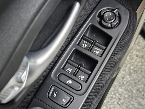 Used 2017 Jeep Renegade Latitude FWD image 27