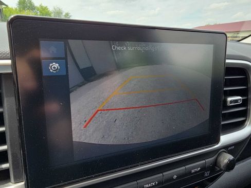 Used 2025 Hyundai Venue SEL FWD image 16