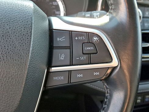 Used 2022 Toyota Highlander LE AWD/4WD image 18