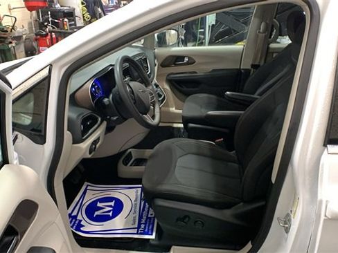 Used 2023 Chrysler Voyager LX image 5