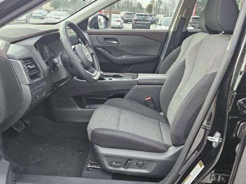 Used 2023 Nissan Rogue SV image 3