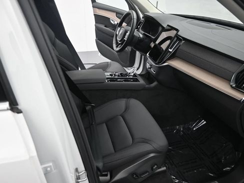 Used 2025 Volvo XC90 B5 Plus AWD/4WD image 19