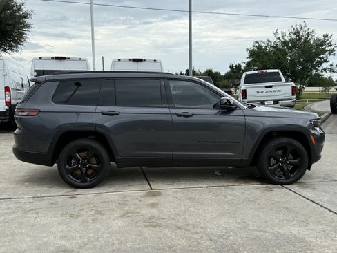 Used 2023 Jeep Grand Cherokee L Limited w/ Black Appearance Package AWD/4WD image 3