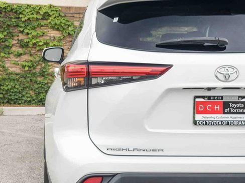 Used 2023 Toyota Highlander LE FWD image 6