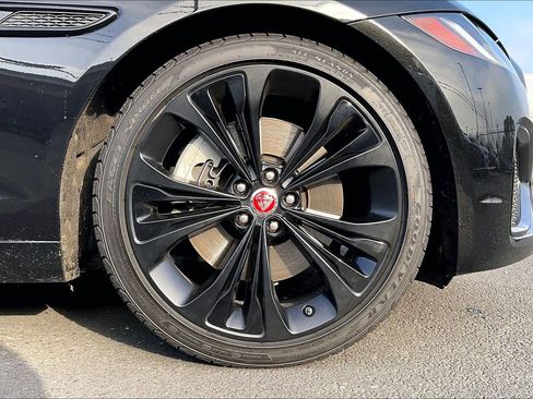 Used 2022 Jaguar XF SE image 12