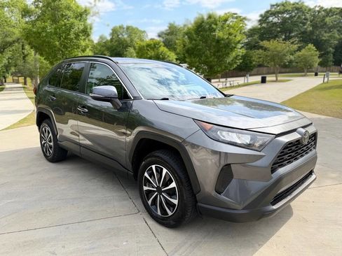 Used 2021 Toyota RAV4 LE FWD image 5