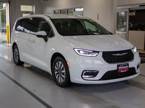 Used 2023 Chrysler Pacifica Touring-L FWD image 5