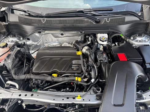 Used 2025 Chevrolet Trax LT FWD image 31
