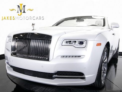 Used 2017 Rolls-Royce Dawn image 23