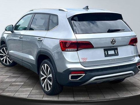 Used 2024 Volkswagen Taos SE FWD image 2