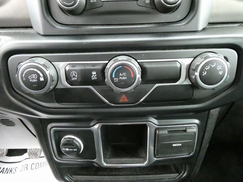 Used 2019 Jeep Wrangler Unlimited Sport image 23