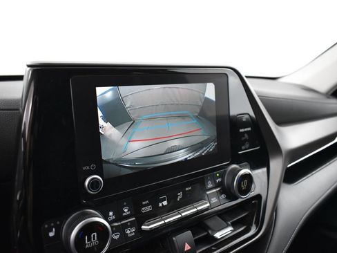 Used 2023 Toyota Highlander XLE FWD image 11