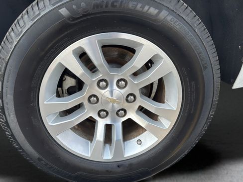 Used 2020 Chevrolet Suburban LT RWD image 18