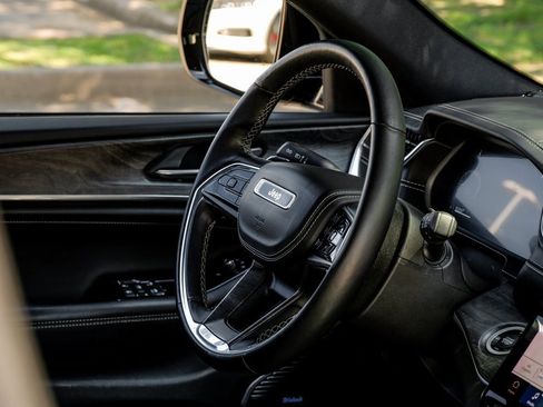 Used 2022 Jeep Grand Cherokee Overland image 25