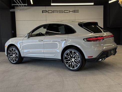 Used 2025 Porsche Macan image 3