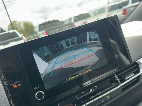 Used 2025 Toyota Sienna LE FWD image 19
