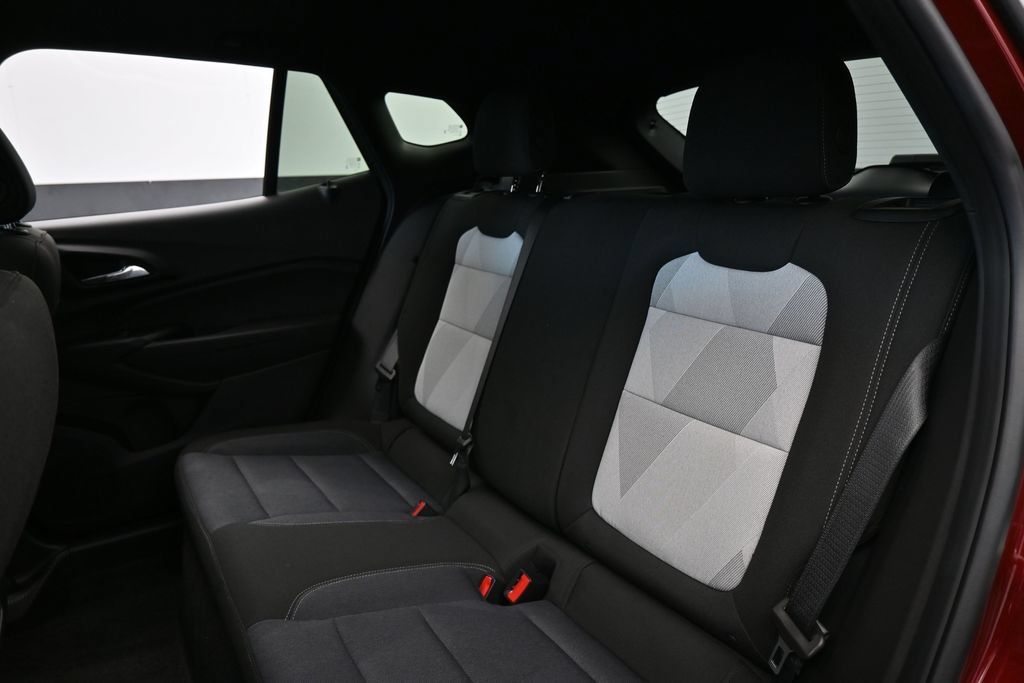 Used 2025 Chevrolet Trax RS w/ Sunroof Package FWD image 30