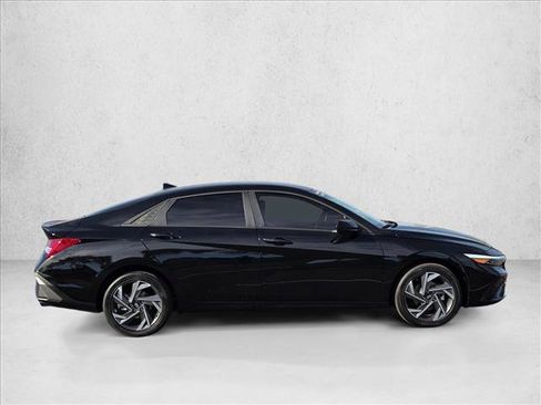 Used 2025 Hyundai Elantra SEL image 4