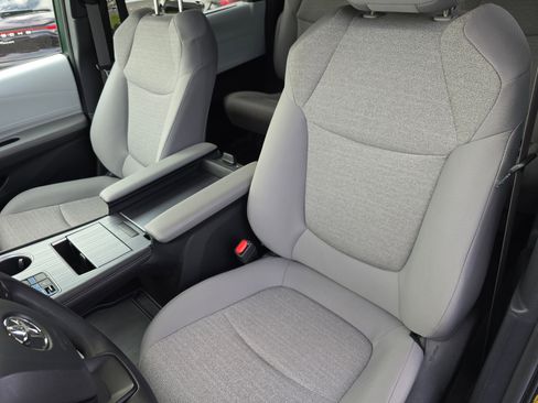 Used 2025 Toyota Sienna LE FWD image 23