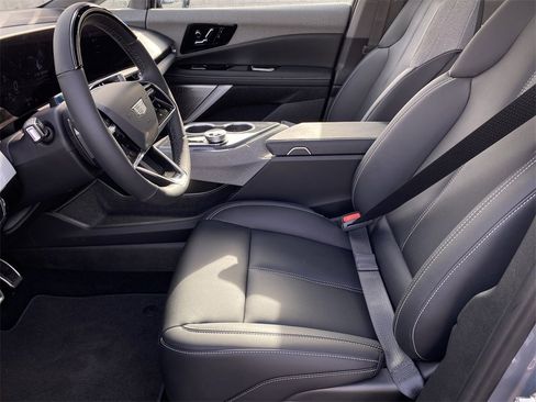 New 2026 Cadillac Optiq Luxury 1 image 32