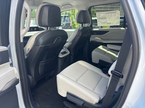 New 2026 Lincoln Navigator Premiere AWD/4WD image 27