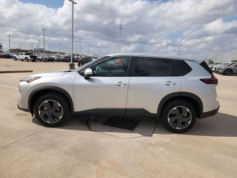 Used 2025 Nissan Rogue SV image 8