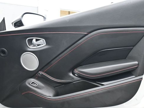Used 2021 Aston Martin V8 Vantage Coupe image 19