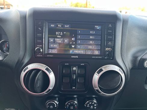 Used 2016 Jeep Wrangler Unlimited Rubicon AWD/4WD image 12