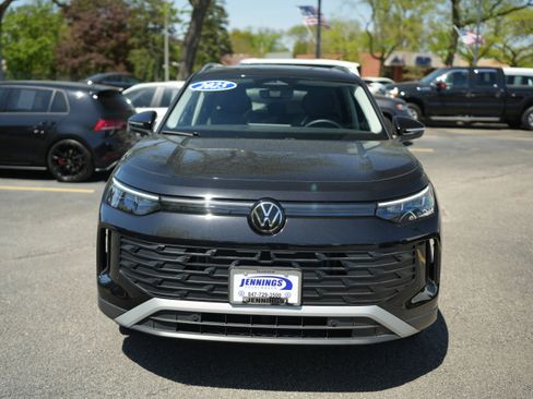 Used 2025 Volkswagen Tiguan SE w/ Panoramic Sunroof Package AWD/4WD image 3