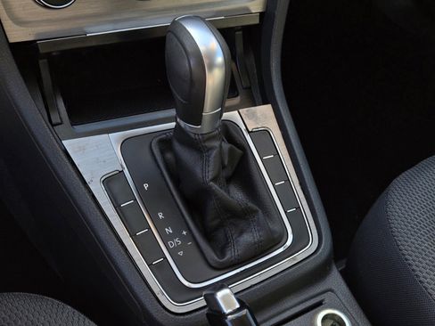 Used 2016 Volkswagen Golf S image 20