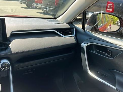 Used 2019 Toyota RAV4 LE w/ Carpet Mat Package AWD/4WD image 24