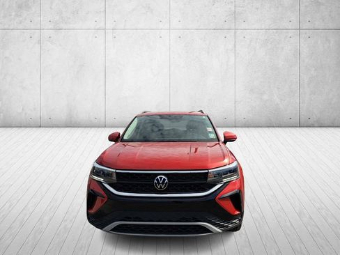 Used 2022 Volkswagen Taos SE image 2