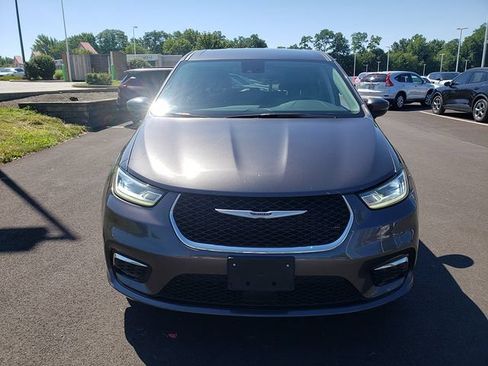Used 2023 Chrysler Pacifica Touring-L FWD image 9