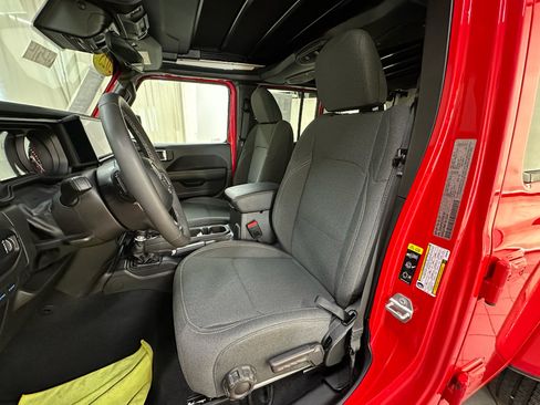 Used 2025 Jeep Wrangler Unlimited Sahara w/ Safety Group AWD/4WD image 22